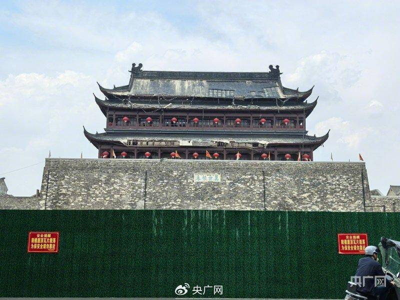 凤阳鼓楼瓦片脱落背后：1年多前维修企业来自黄山，专家称复建鼓楼时屋面坡度或过陡