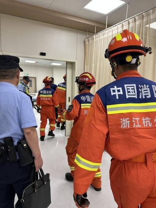 惊魂一幕！男子被大剪刀刺入肩膀，多方联动上演生死救援