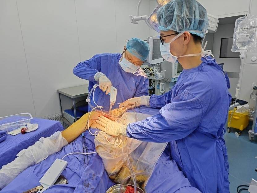 惊魂一幕！男子被大剪刀刺入肩膀，多方联动上演生死救援