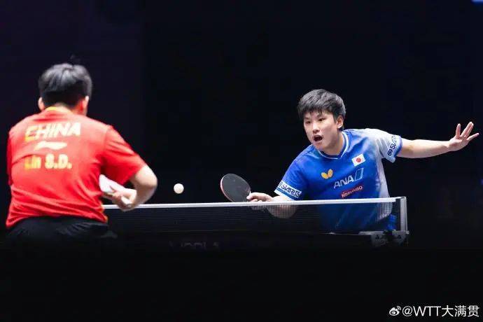 王楚钦4比0战胜张本智和，第三次夺得WTT大满贯男单冠军