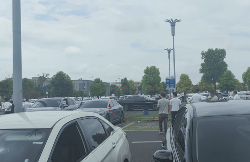 “司机吓懵了”，停车场内一比亚迪绕圈不止疑失控，成都警方：已处理