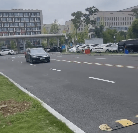 “司机吓懵了”，停车场内一比亚迪绕圈不止疑失控，成都警方：已处理