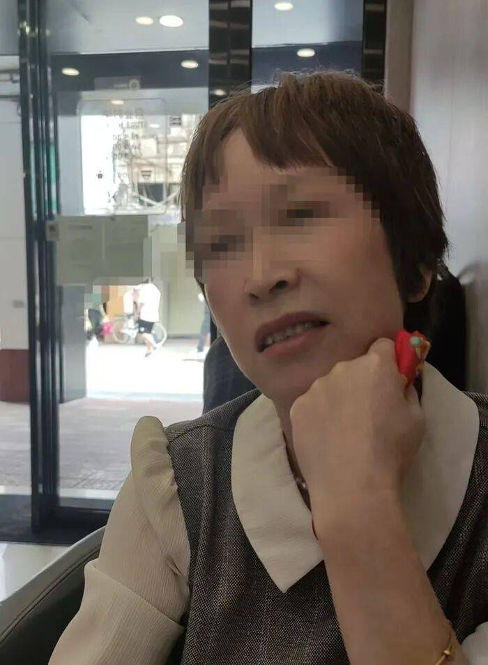 精神病人持锤砸路人致1死6伤，称“想通过杀人判刑”，死者家属：嫌疑人庭上否认故意杀人
