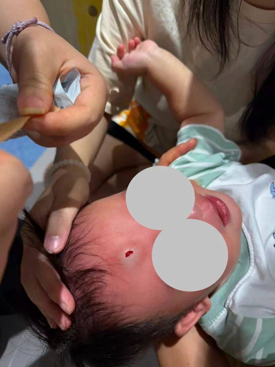 上海一早教机构铜牌掉落,1岁多男童额头被砸伤!家长维权2个月:他们从不正面回应