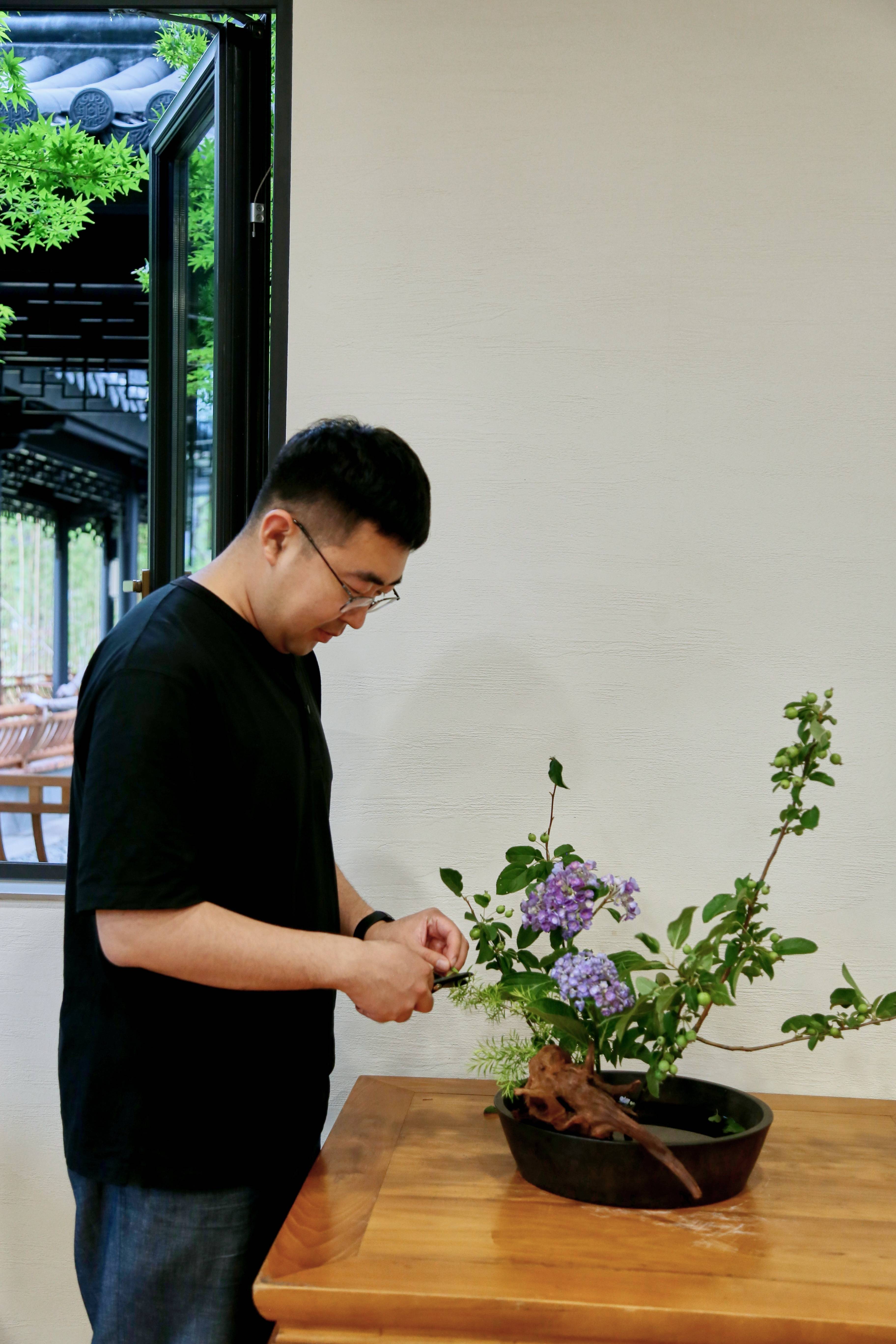 从报社到寺院,95后打工人把经历说成脱口秀