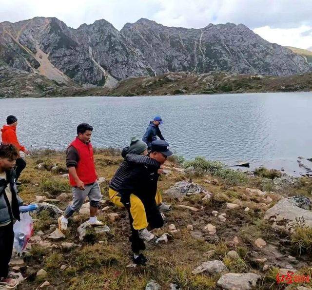 驴友在甘孜徒步遇孤身女孩严重高反,求助后救援人员轮流背她下山