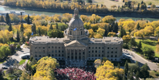 加拿大艾伯塔省超5万名教师罢工 超73万名学生受影响