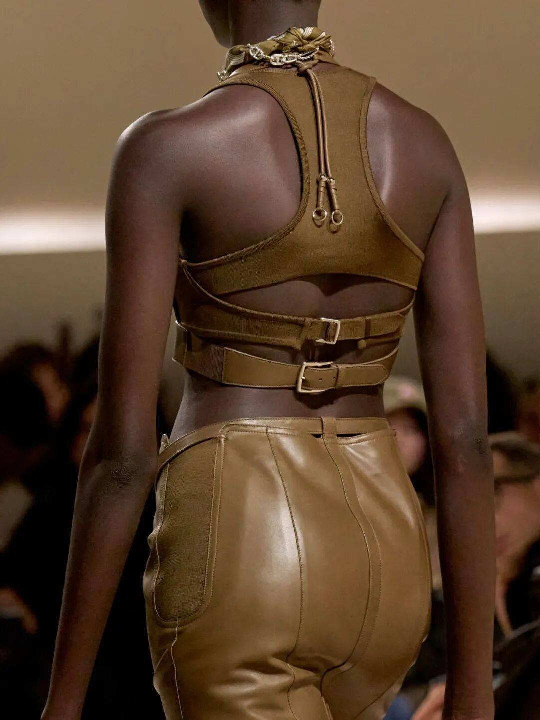 Hermès的女骑士,在沙滩上自由驰骋