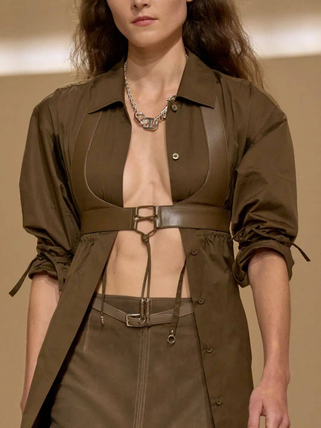 Hermès的女骑士,在沙滩上自由驰骋