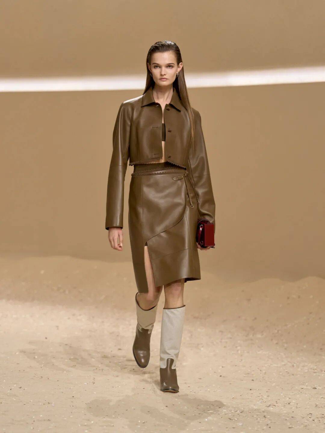 Hermès的女骑士,在沙滩上自由驰骋