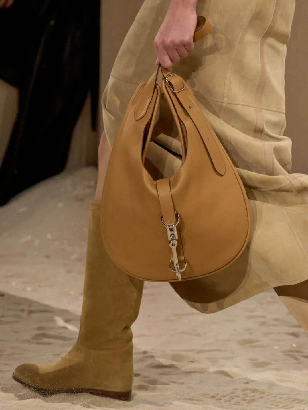 Hermès的女骑士,在沙滩上自由驰骋