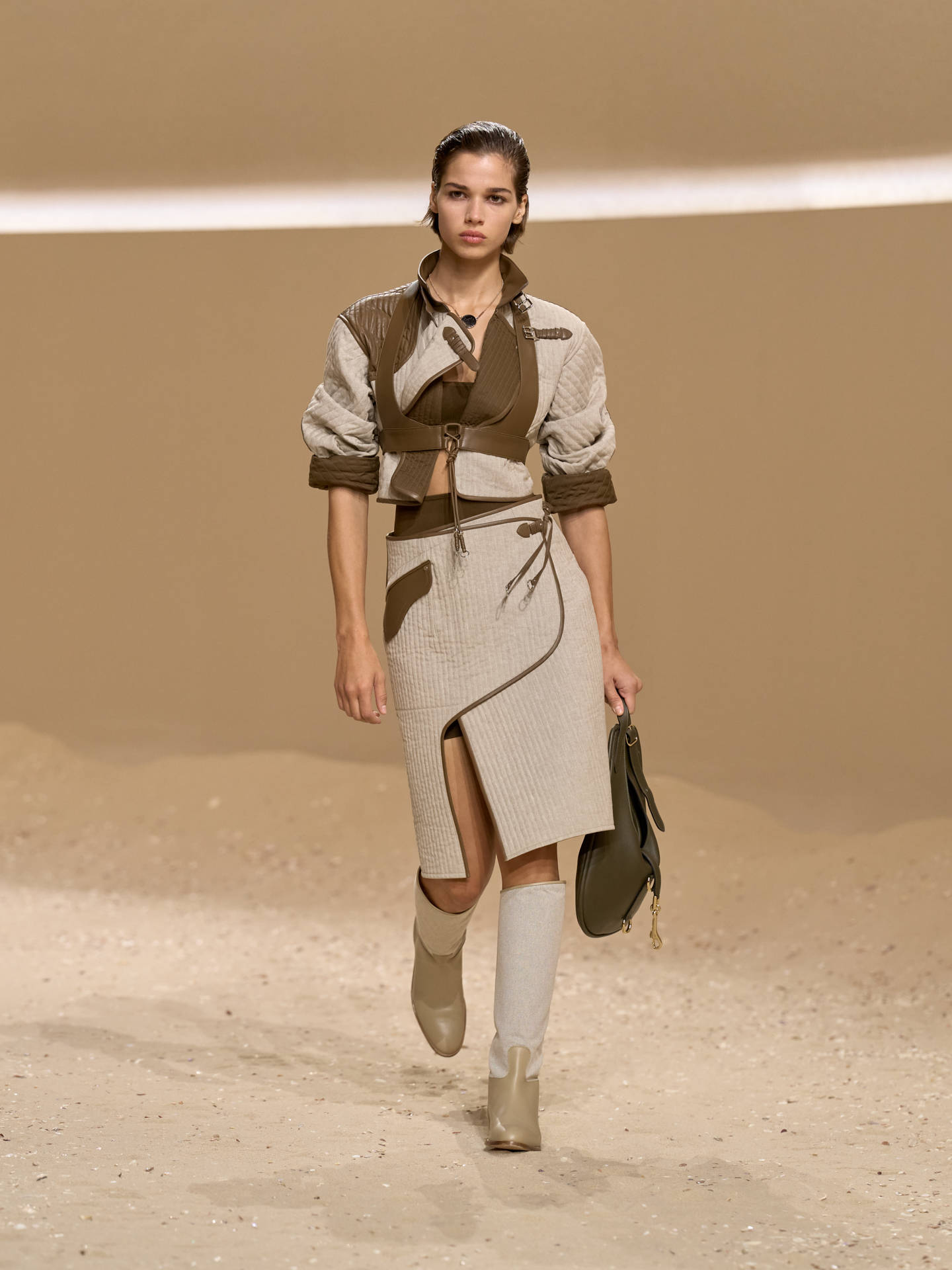 爱马仕秀场变沙滩，丝巾变上衣、亮色包袋注入新活力！