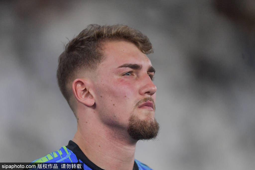 哭红了眼眶巴西后卫布鲁诺赛后采访情绪激动,为失误自责