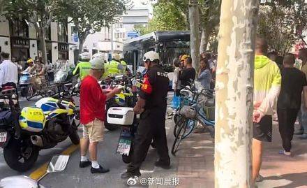 上海警方通报:男子故意多次急刹,致公交车撞树,两名乘客受伤,行拘!