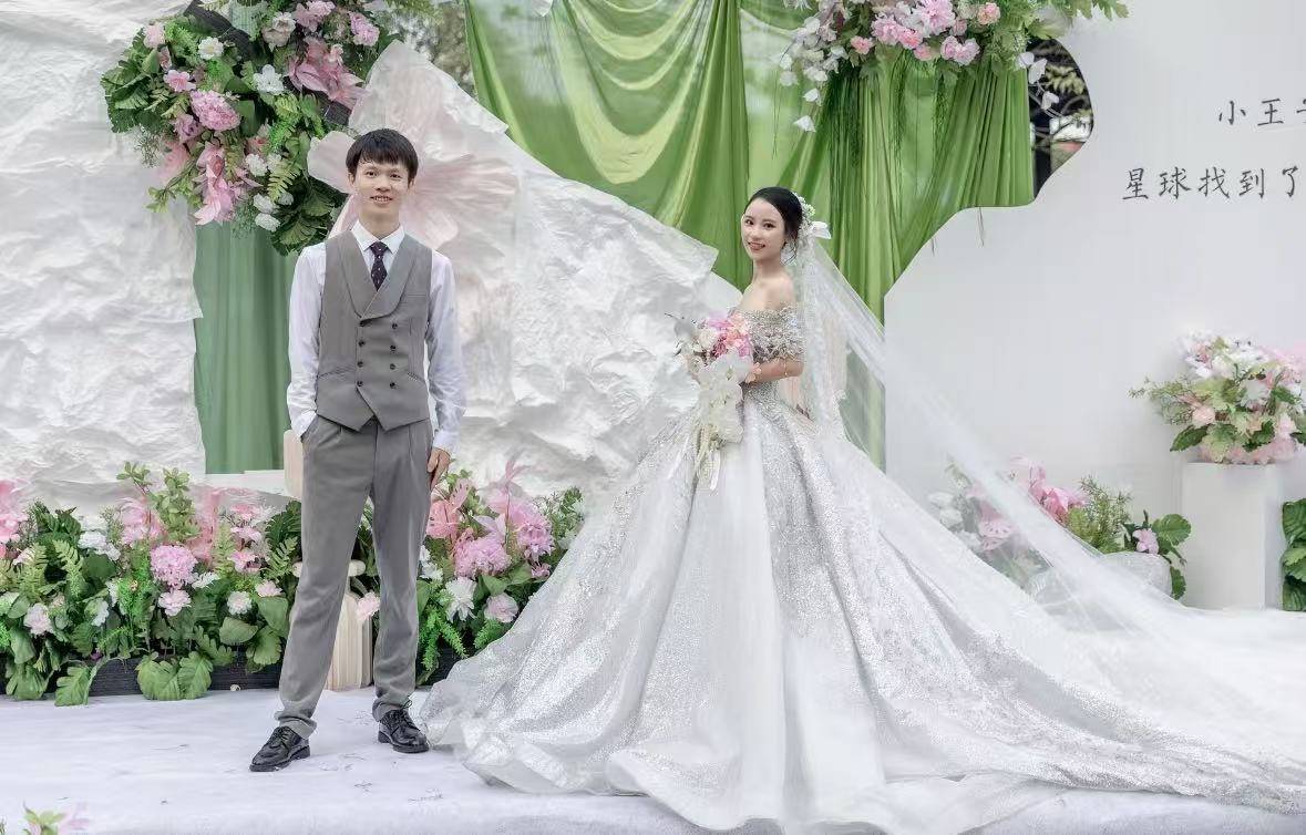 岳阳情侣连续9年在家乡千年古樟树下合影,今年国庆终修正果:希望爱情像古树一样长久