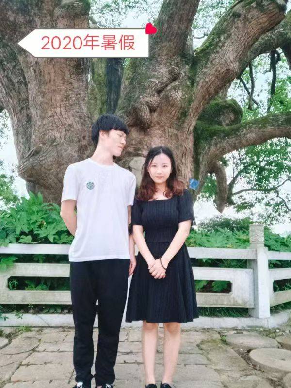 岳阳情侣连续9年在家乡千年古樟树下合影,今年国庆终修正果:希望爱情像古树一样长久