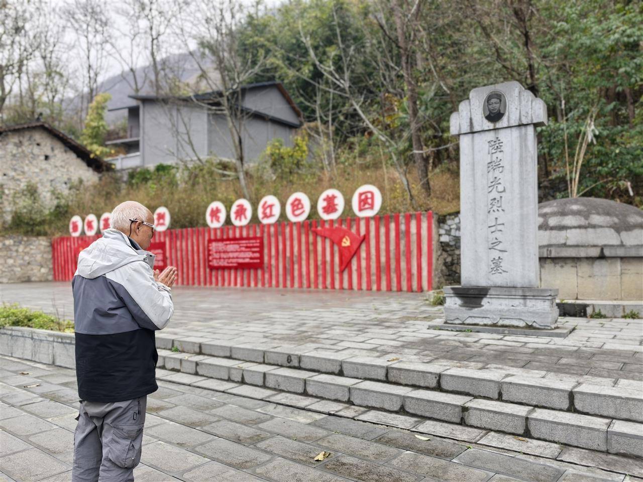 香港七旬老人重走长征路即将抵达终点，已走了246天约6000公里，朋友：看到各地的发展，他感觉震撼和自豪