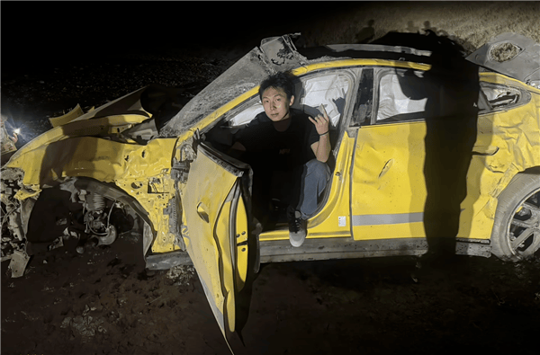 新疆一小米SU7 Ultra飞坡10多米翻滚多圈!车主发文:门能开,没起火