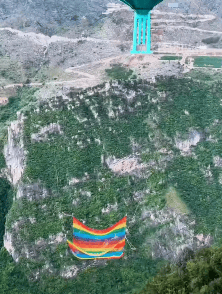 贵州花江峡谷大桥无绳蹦极引热议,工作人员:20-50米高度自选,下方有160㎡安全网接住