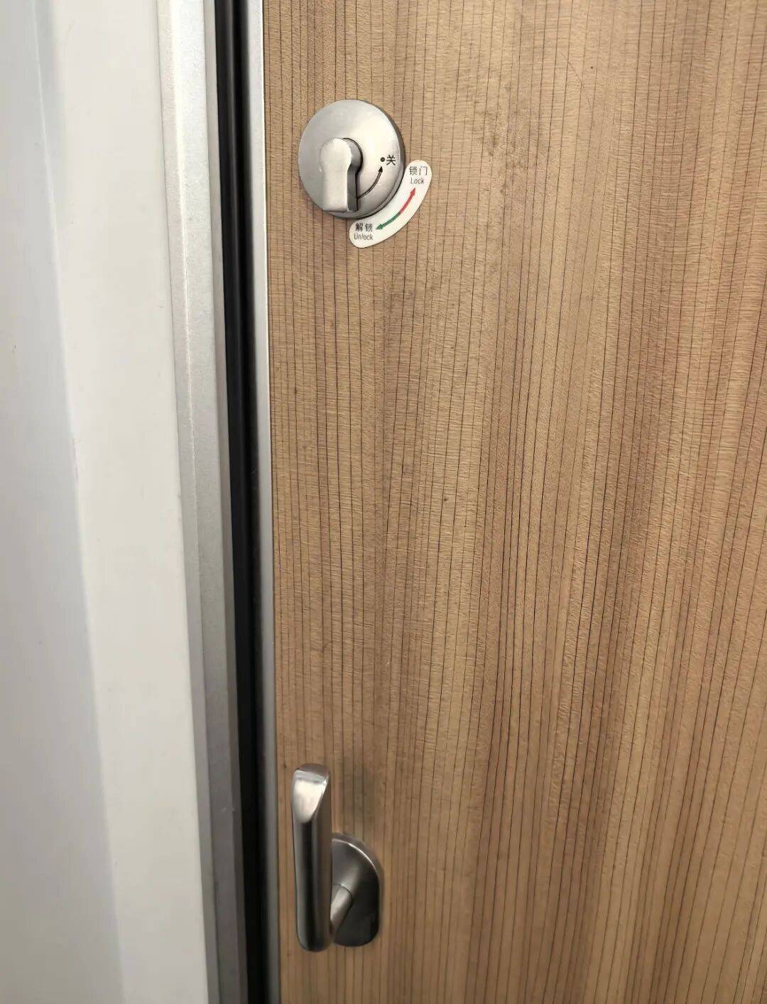 乘客被困高铁厕所10分钟,“连续敲门吸引他人注意后脱困”!12306回应