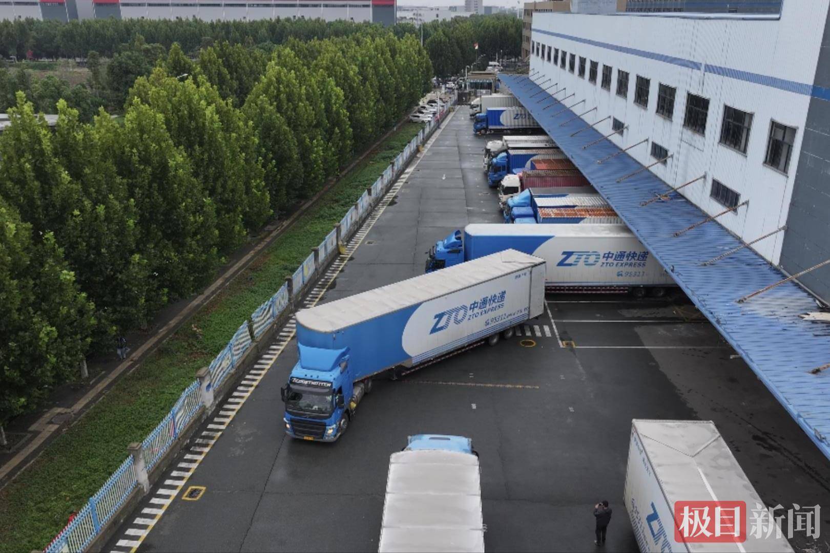 湖北90后姑娘驾驭21米重卡货车,3年多行驶里程相当于绕地球约10圈,始终保持零事故