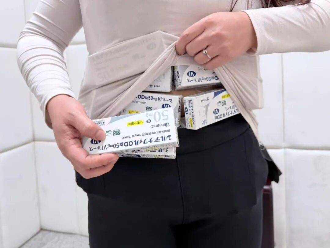女子身绑73盒"伟哥"，当场被拦下！还有人假扮孕妇，绑了38斤的白银颗粒