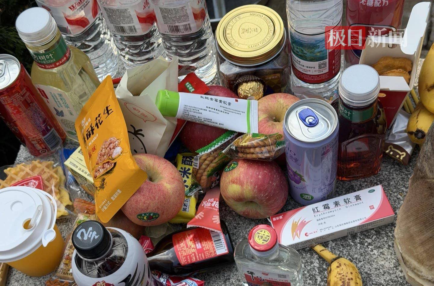 徐达墓一年开放三次，近日开放有人专程献上红霉素软膏、饮料和鲜花