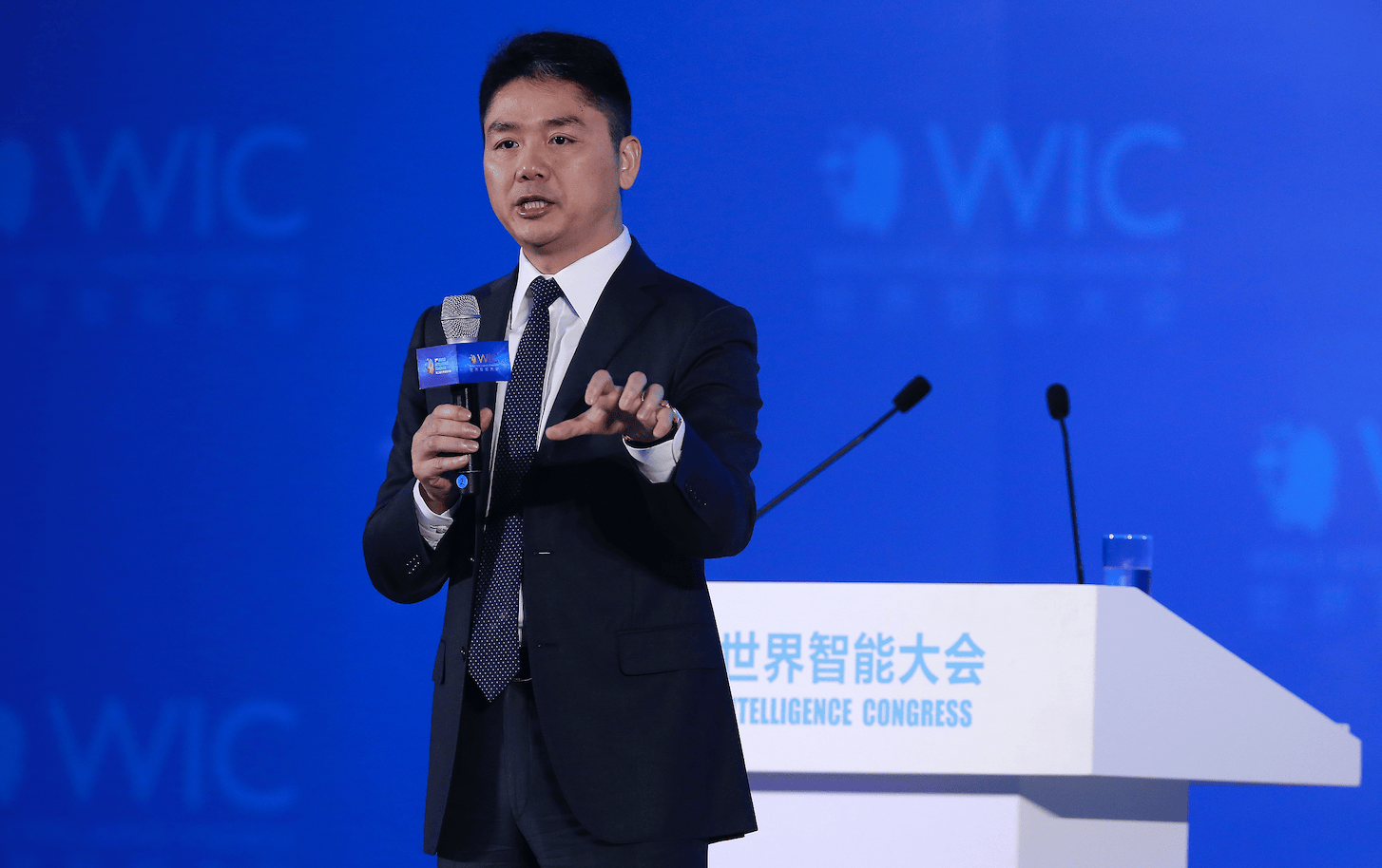 刘强东最新内部讲话:被机器人取代的一线员工,一个都不开除